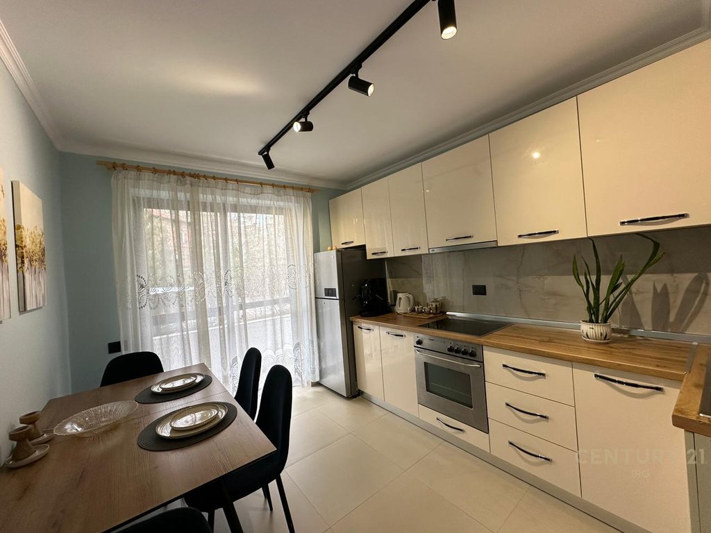 Apartament 1+1 me kuzhine te vecuar, pranë Lulishtes “1 Maji” – përballë Ish-Ekspozitës