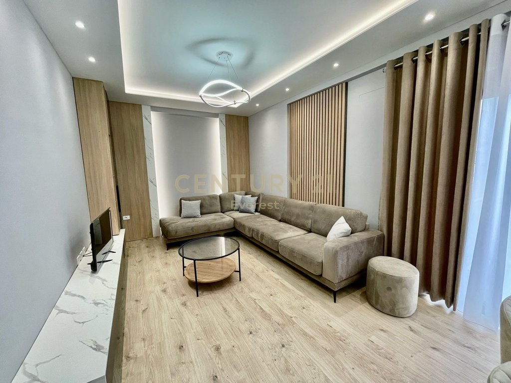RRUGA E BARRIKADAVE, APARTAMENT 2+1+2+2 POSTE PARKIMI PER QIRA