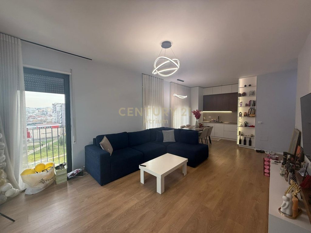 Shitet apartament 1+1 tek kompleksi 5D Porcelan , prane TV klan!