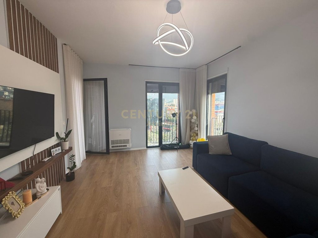 Shitet apartament 1+1 tek kompleksi 5D Porcelan , prane TV klan!