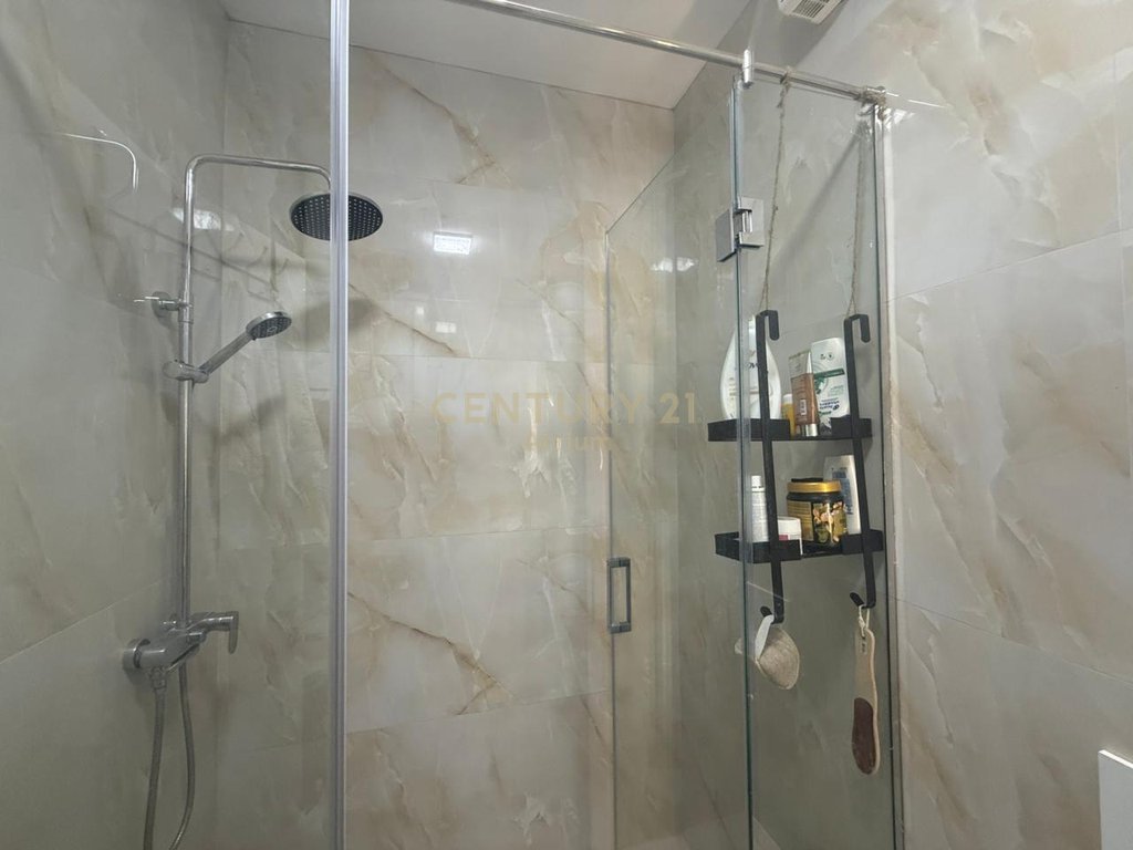 Shitet apartament 1+1 tek kompleksi 5D Porcelan , prane TV klan!