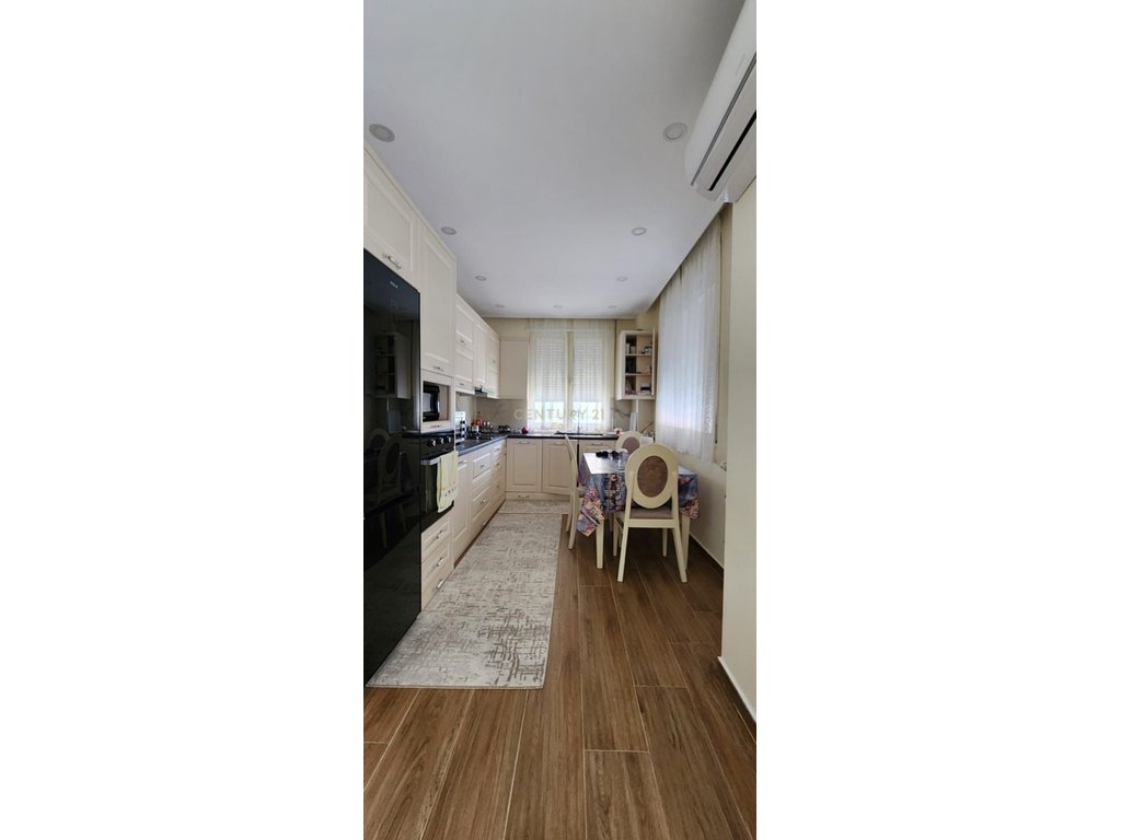 Shitet apartament 2+1 te Rruga e Re e Portit, Durres  !