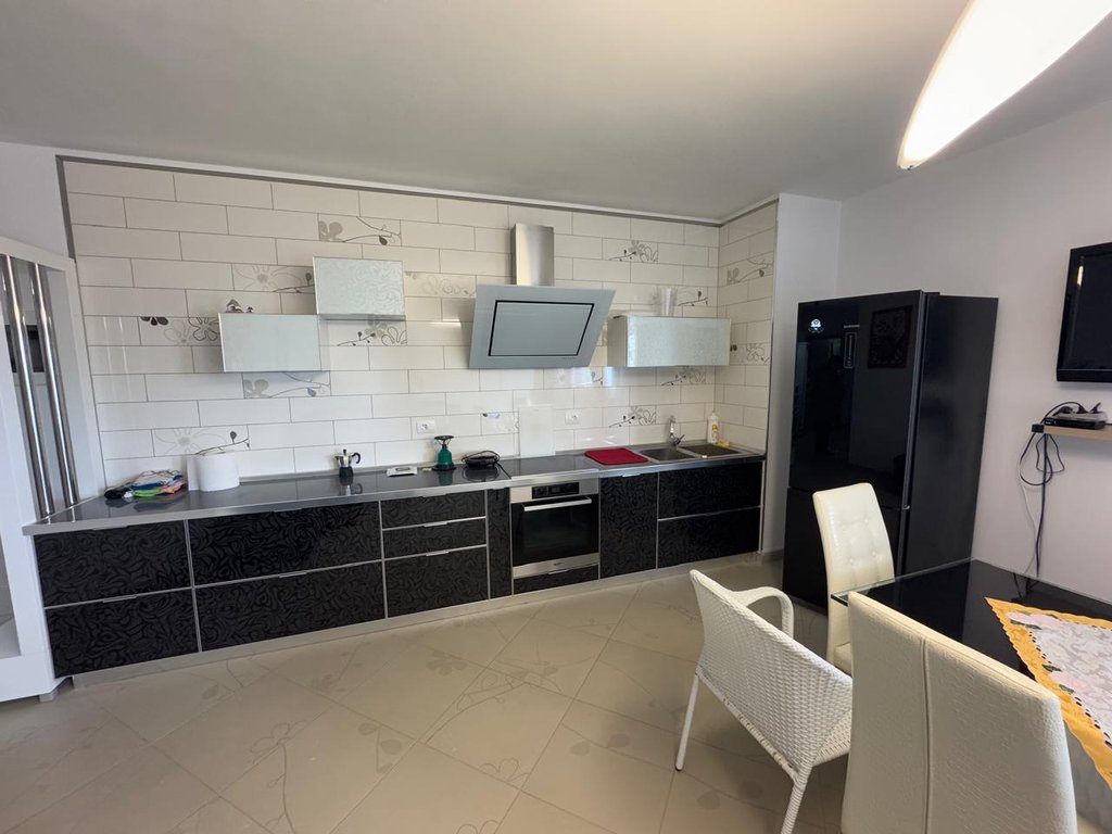 JEPET PER QIRA APARTAMENT 2+1+VERANDE ME PAMJE NE DET DHE 2 POST PARKIMI!