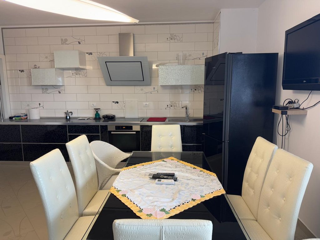 JEPET PER QIRA APARTAMENT 2+1+VERANDE ME PAMJE NE DET DHE 2 POST PARKIMI!