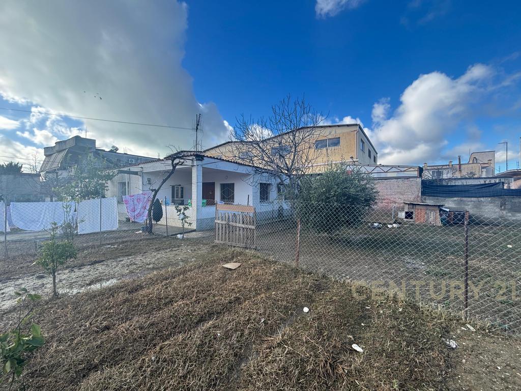 TRUALL + DY NDËRTESA NË SHKOZET, PRANË RRUGËS KRYESORE!