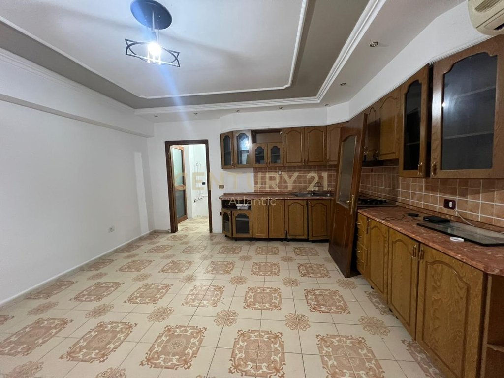 SHITET APARTAMENT 2+1 +AMBJENT BIZNESI PRANE DREJTORISE POLICISE!