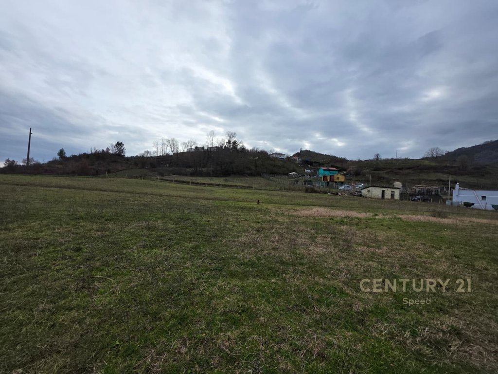 Shesim tokë 3000 m² në Pezë Helmes!