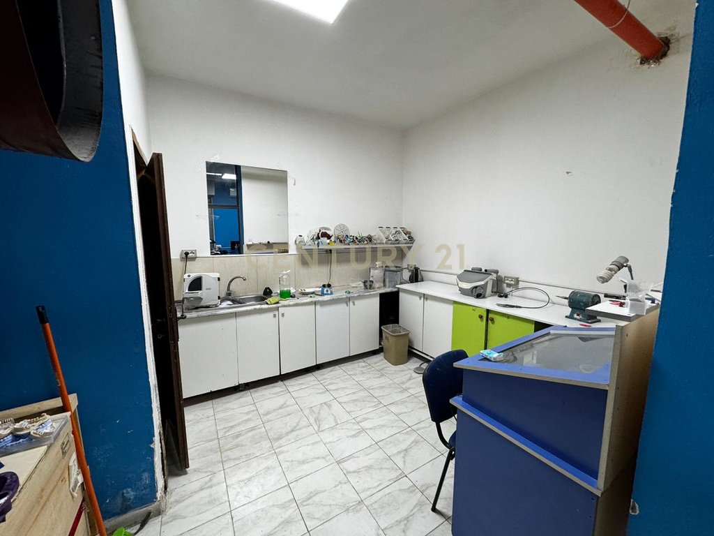 Ambient Komercial për Shitje në Laprakë, Tiranë