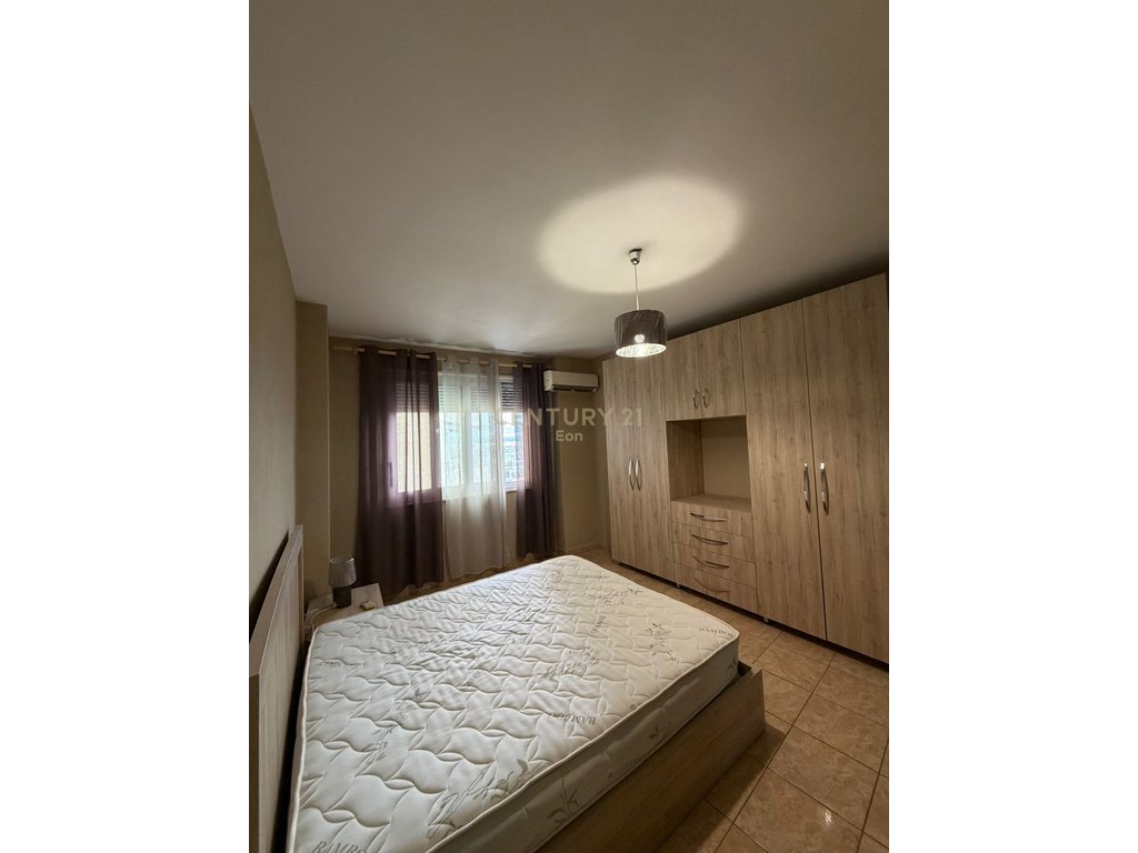 JEPET ME QIRA APARTAMENT ME PAMJE DETI 2+1+2 , RRUGA E RE E PORTIT !