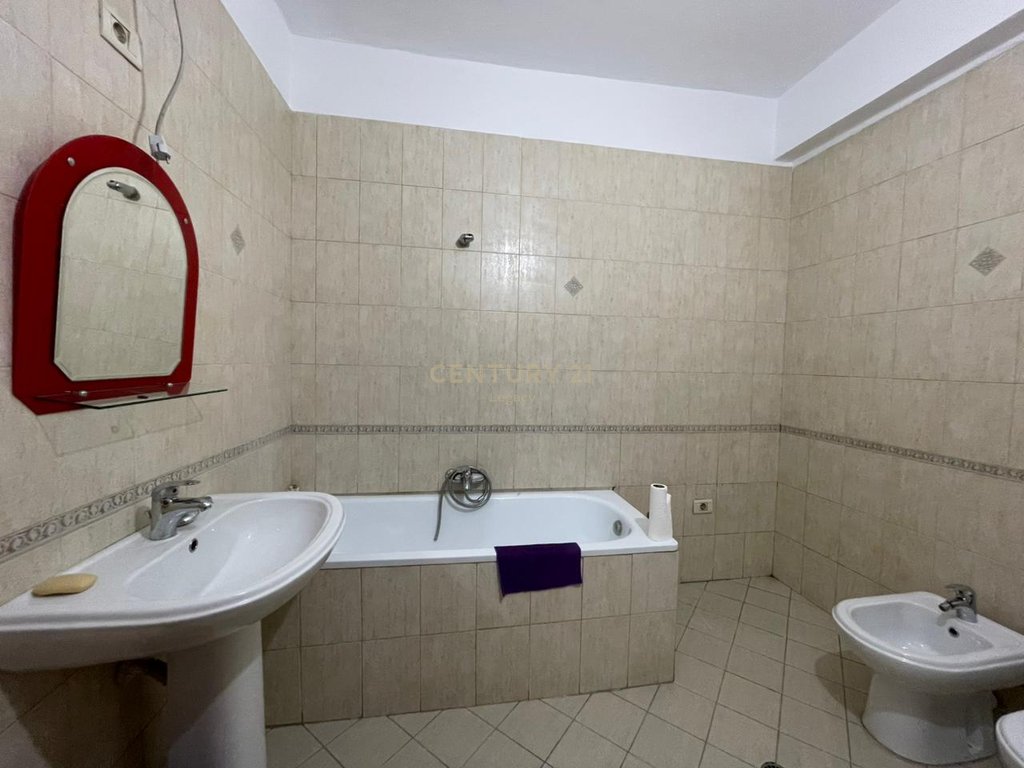 Jepet apartament Zyre 2+1+2 me qira tek Rr e Kavajes
