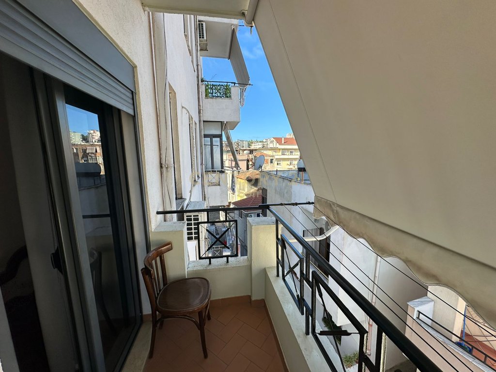 JEPET APARTAMENT 2+1+2 ME QIRA NE QENDER DURRES, PERBALL BLUE STAR !