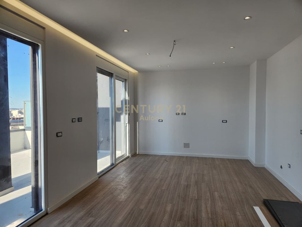 PENTHOUSE PER SHITJE PRANE ''LUNGOMARE 1''