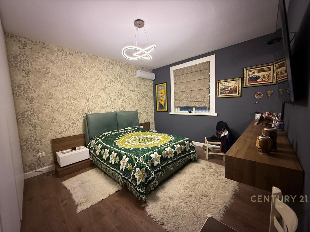 Shitet apartament 2+1 mbrapa Globe!