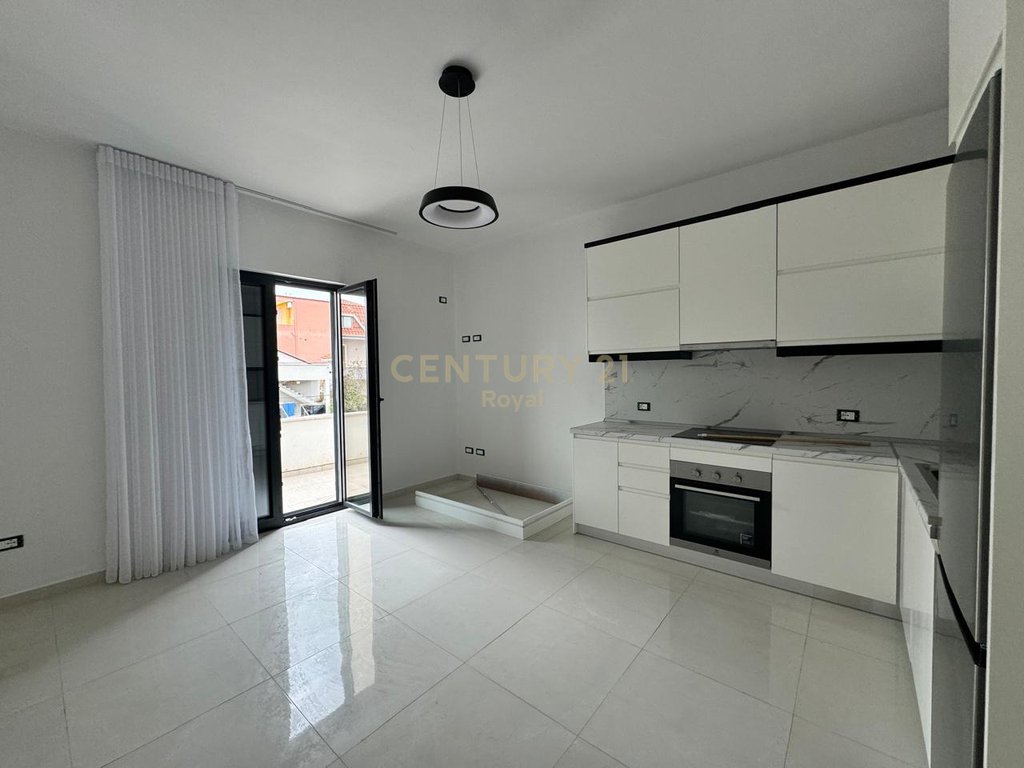 Jepet me qira apartament 2+1 në katin e parë të një vile të re në Sauk te Ri!