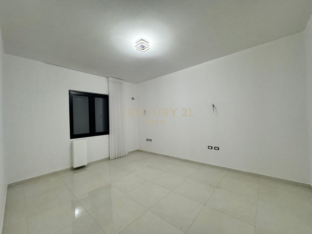 Jepet me qira apartament 2+1 në katin e parë të një vile të re në Sauk te Ri!
