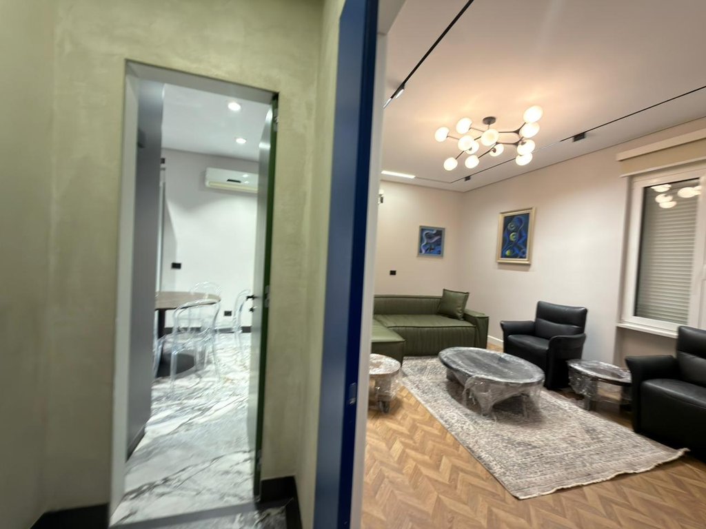 Apartament modern 1+1 me kuzhinë të veçuar te Shallvaret
