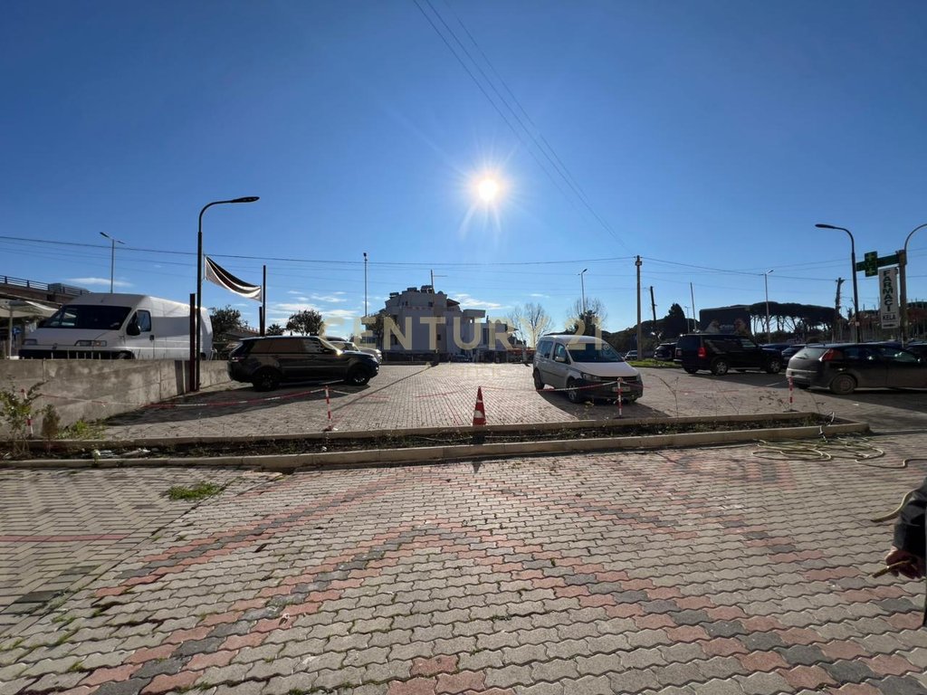 Ambient Komercial 1+1 Me Qira në Plepa, Durrës - 700€ | 181 m²