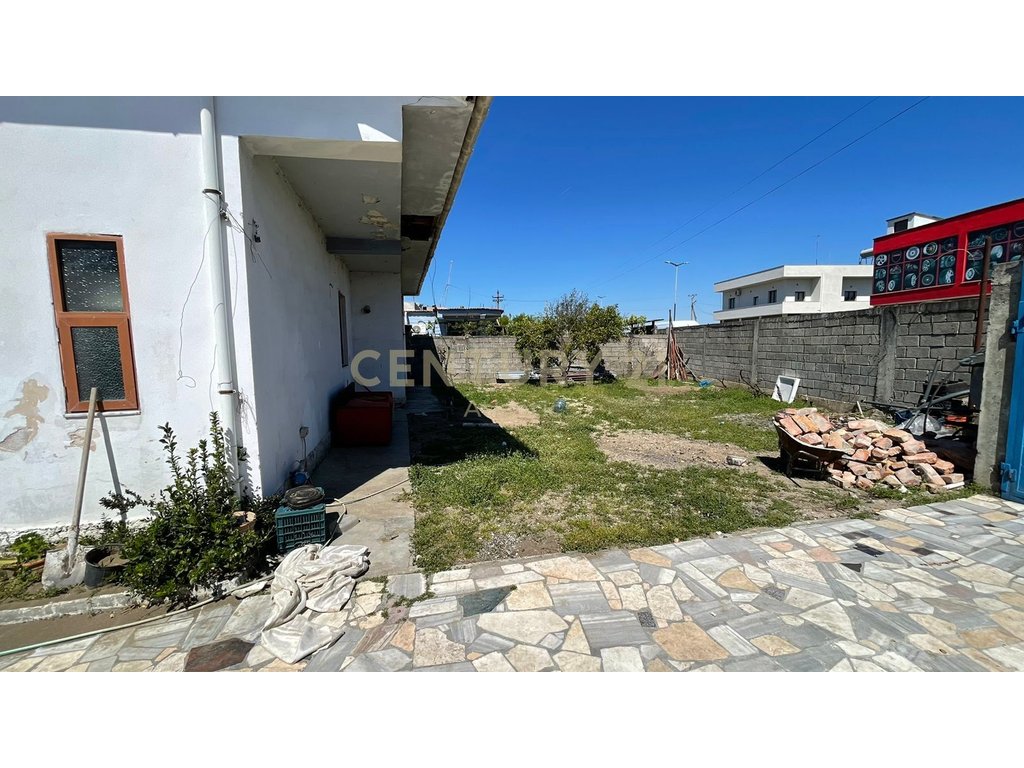 Shitet Shtëpi Private Buzë Rrugës — Shkozet–Plepa, Durrës