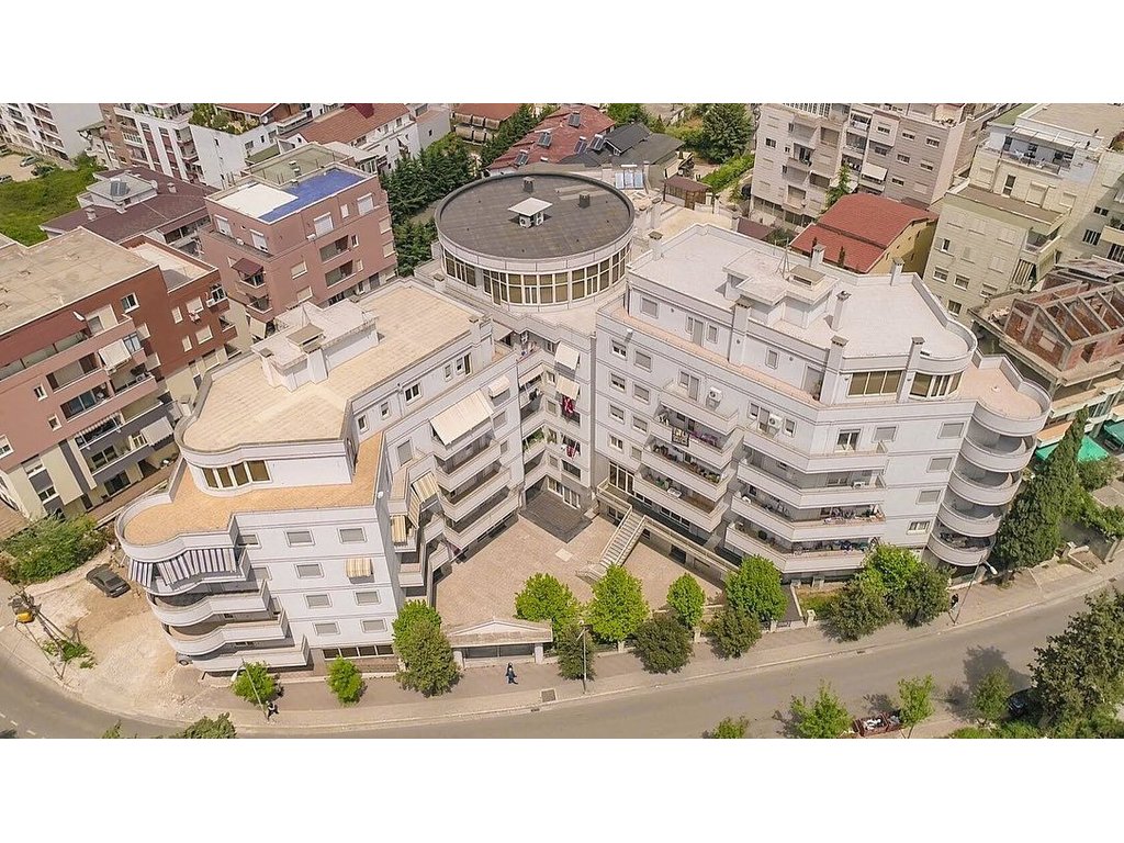 Fresk, Për Shitje - Njësi Shërbimi, Kati përdhe 303 m² !