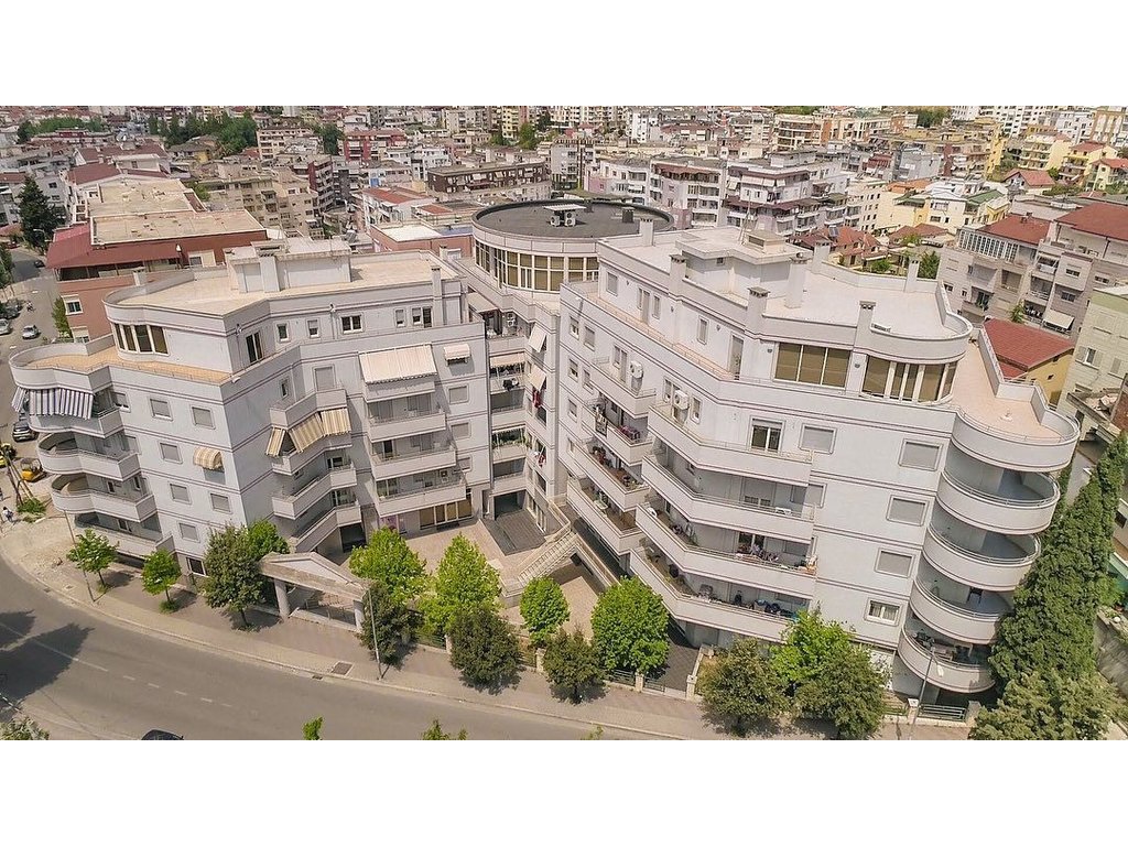 Fresk, Për Shitje - Njësi Shërbimi, Kati përdhe 303 m² !
