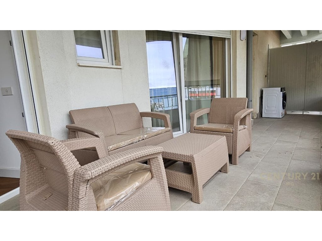APARTAMENT ME QERA 2+1+2 NË QENDËR.