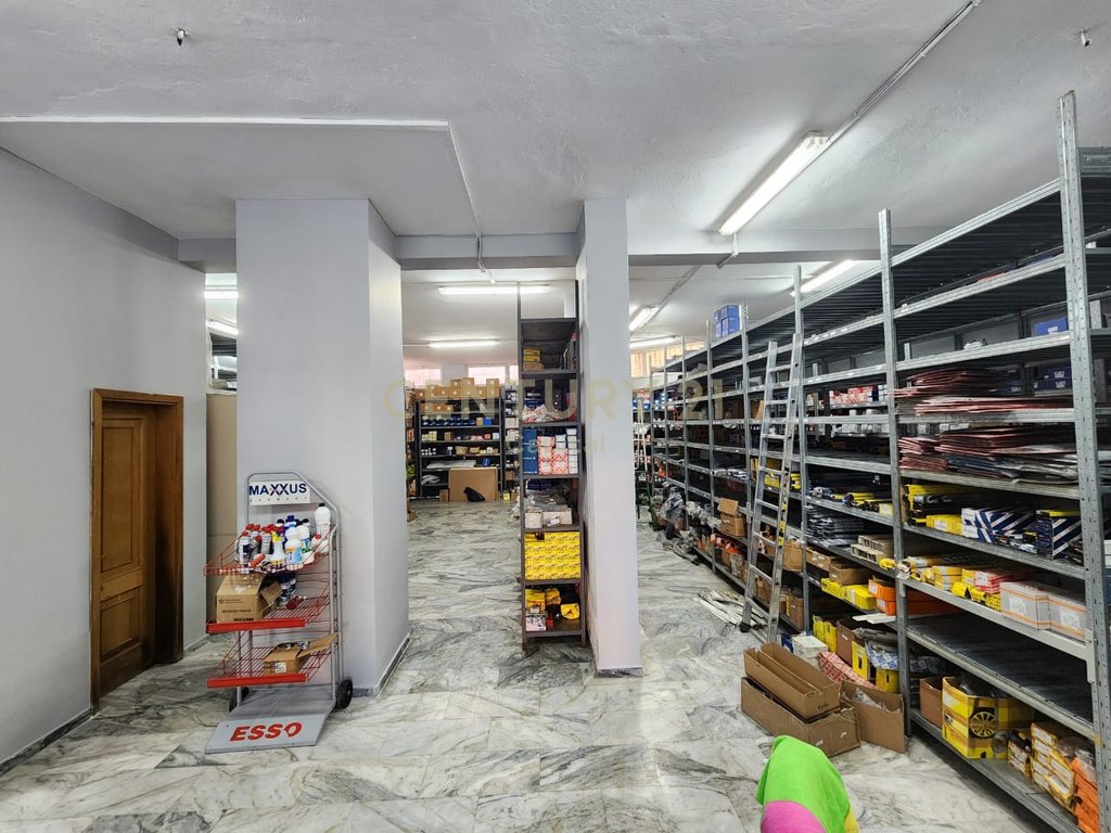 Dyqan ose ambient biznesi për qira në Rrugën Dritan Hoxha, 187 m², Laprakë