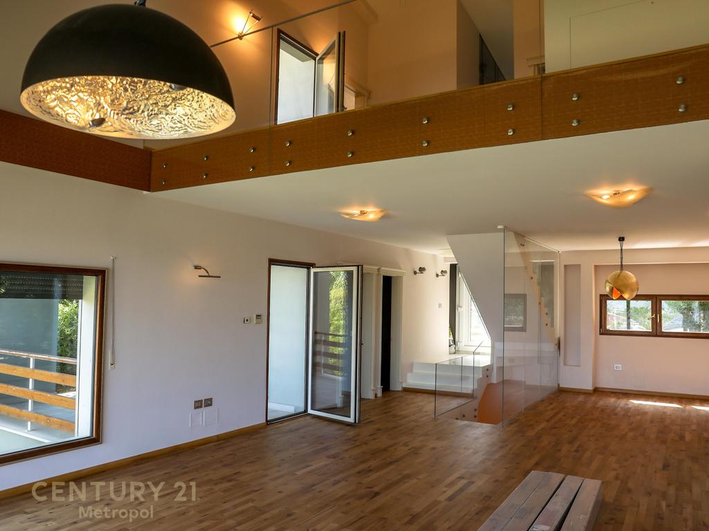 Vilë Luksoze për Shitje në Long Hill Residence !
