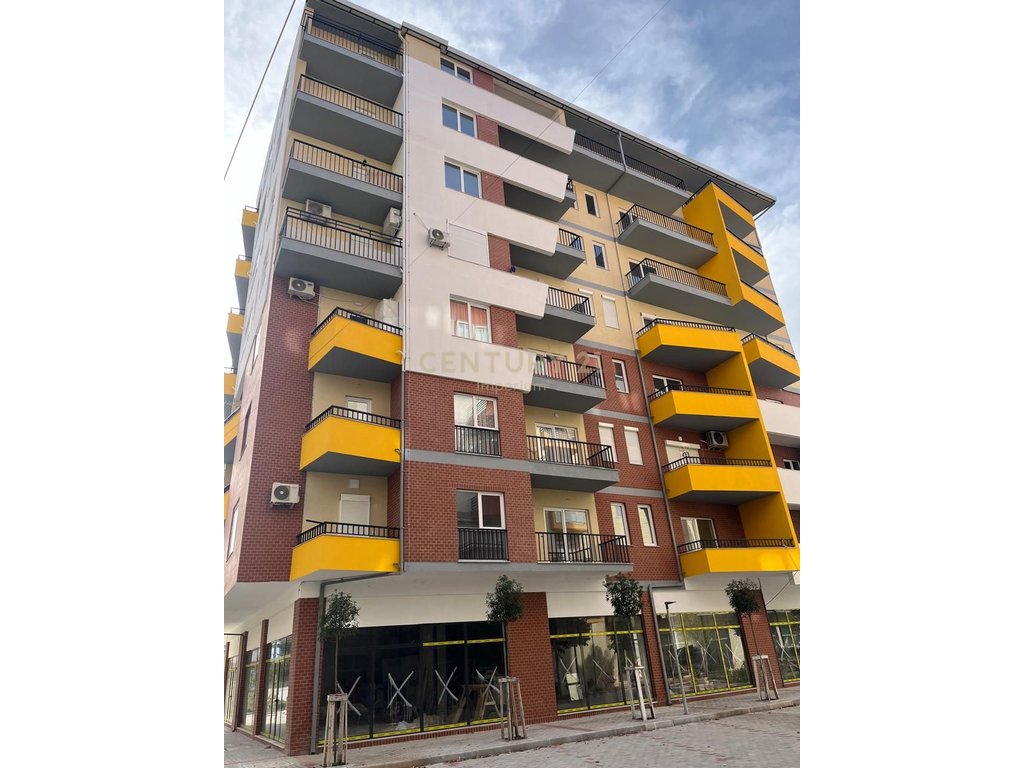 Apartament 1+1 tek 1 Maji, Pogradec – Pamje relaksuese dhe ndërtesë e re!