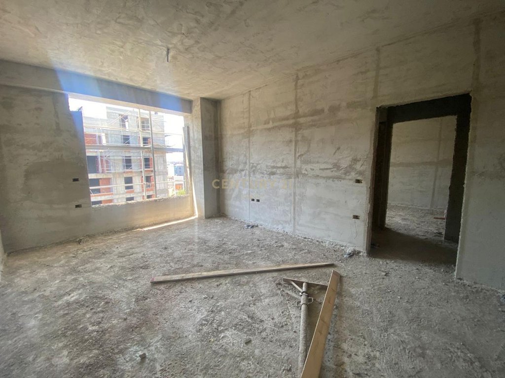 Shitet apartament 1+1 në një pallat të ri 10-katësh, në fazë përfundimi – përballë Report TV!