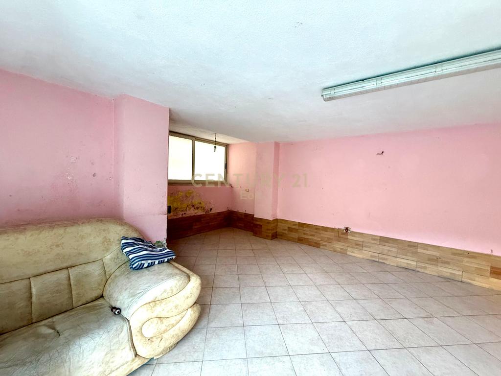Ambient Komercial Për Shitje në Qendren e Durrësit !