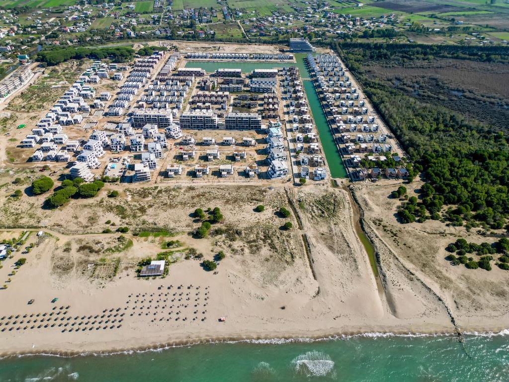 VILE PER SHITJE TEK TURQUOISE MARINA!