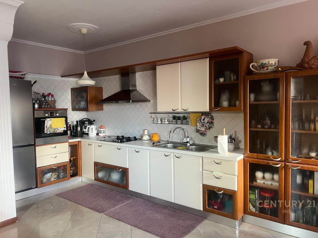 Apartament 2+1+2 per qera tek Komuna e Parisit!