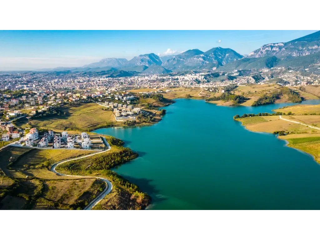 Liqeni i Farkës! Ofrojmë për shitje Apartament 2+1! Super pamje! Çmim Klering‼️