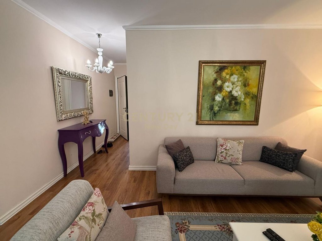Shitet apartament 2+1+2 zona Ish-Rajonit.