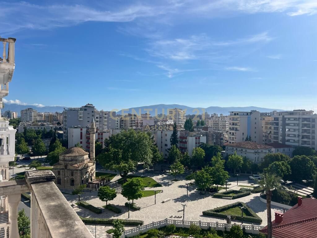 SHITET NJESI BIZNESI, E PERSHTATSHME DHE PER BANIM, NE QENDER, VLORE.