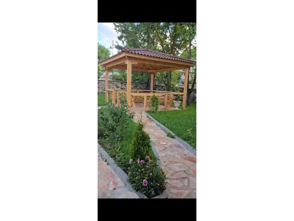 OKAZION VOSKOPOJE !  Shesim 518 m2 truall dhe 61 m2  shtëpi private e pajisur me certifikate dhe me nje leje per ndertim hoteli ne kete truall.