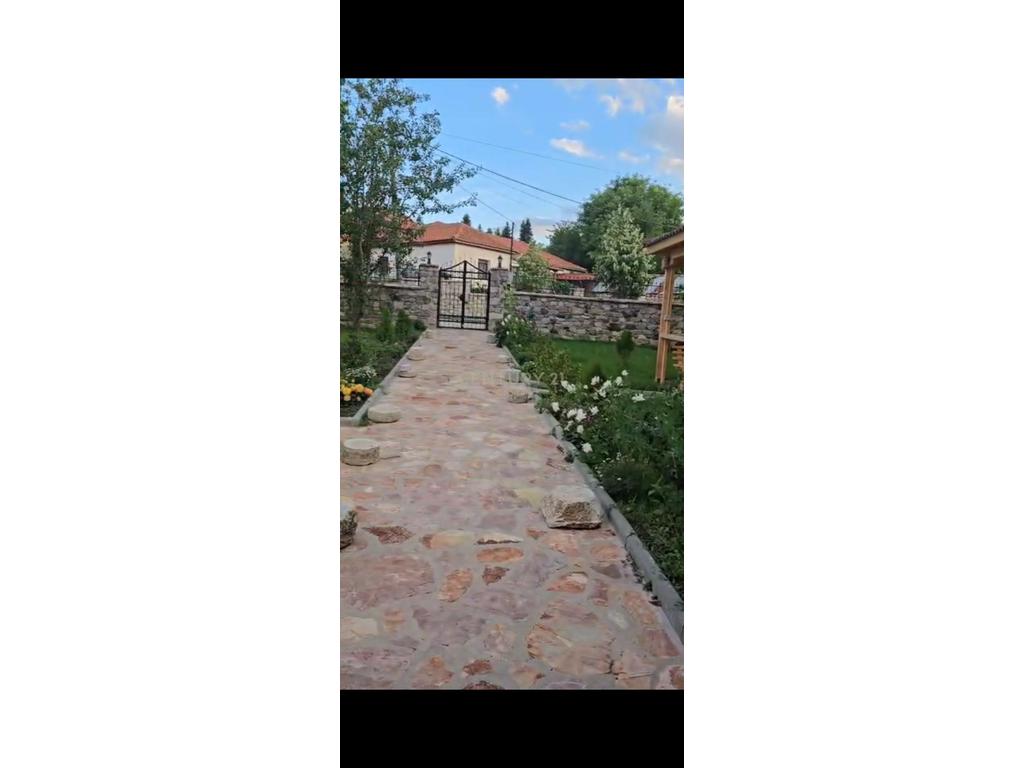 OKAZION VOSKOPOJE !  Shesim 518 m2 truall dhe 61 m2  shtëpi private e pajisur me certifikate dhe me nje leje per ndertim hoteli ne kete truall.
