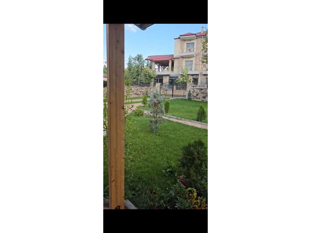 OKAZION VOSKOPOJE !  Shesim 518 m2 truall dhe 61 m2  shtëpi private e pajisur me certifikate dhe me nje leje per ndertim hoteli ne kete truall.