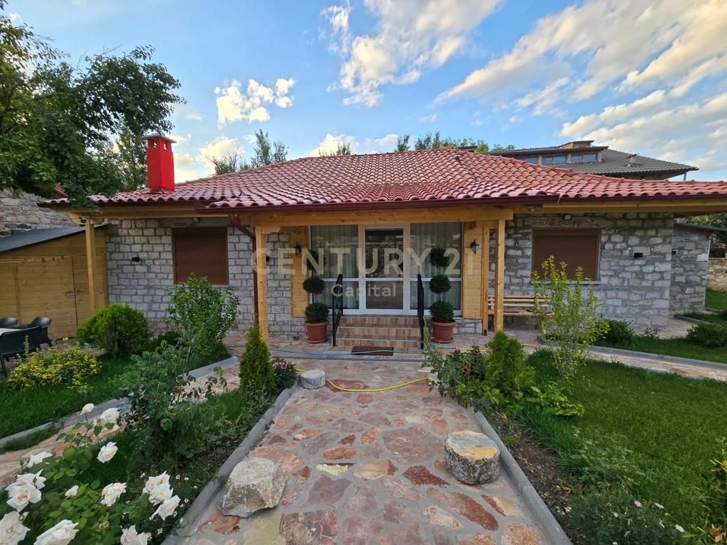 OKAZION VOSKOPOJE !  Shesim 518 m2 truall dhe 61 m2  shtëpi private e pajisur me certifikate dhe me nje leje per ndertim hoteli ne kete truall.