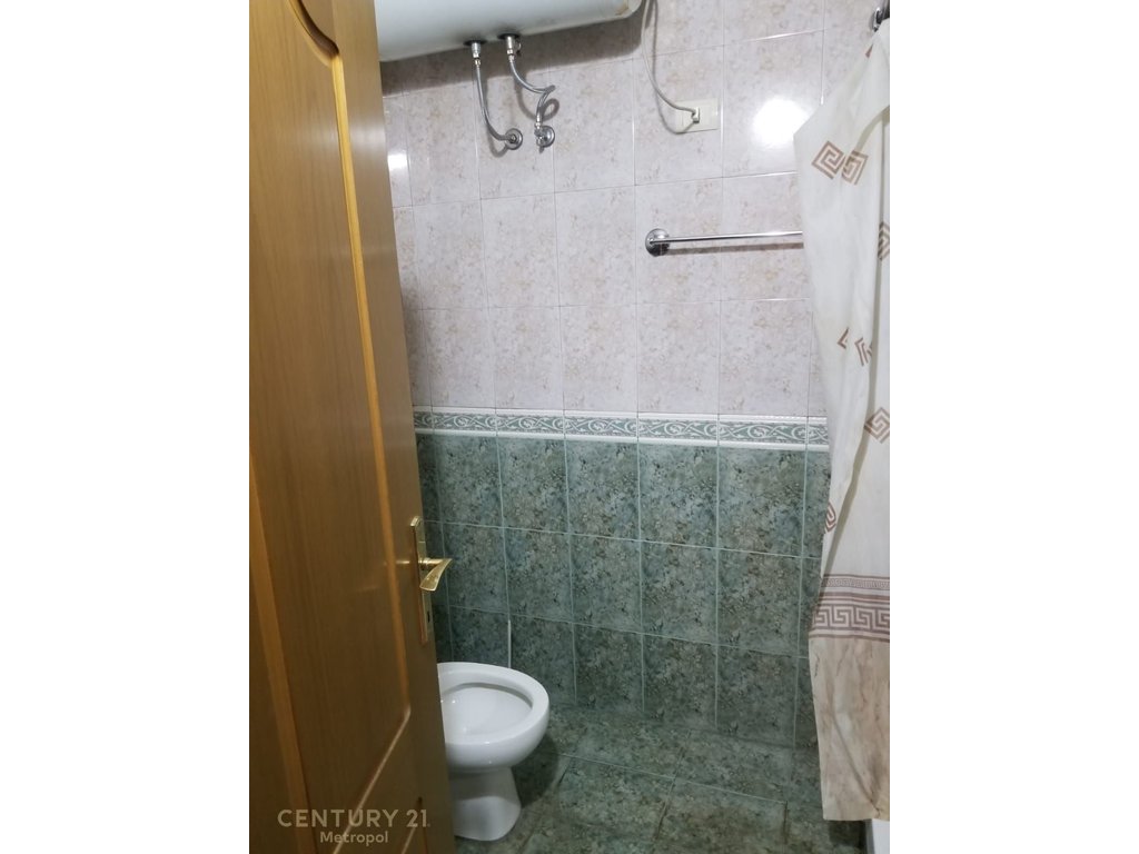 Apartament 3+1+2 me ballkon per qira, në Qendër të Bllokut!