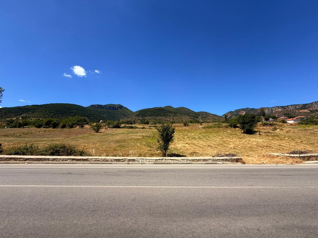 Shitet Tokë 3,800 m² në Hudenisht – Buzë Rruge me Pamje Fantastike