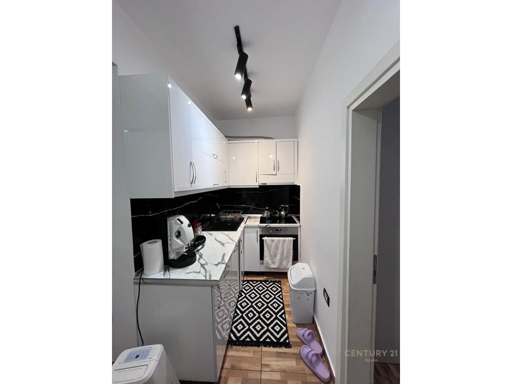 Shitet apartament + njesi sherbimi ne Don Bosko!