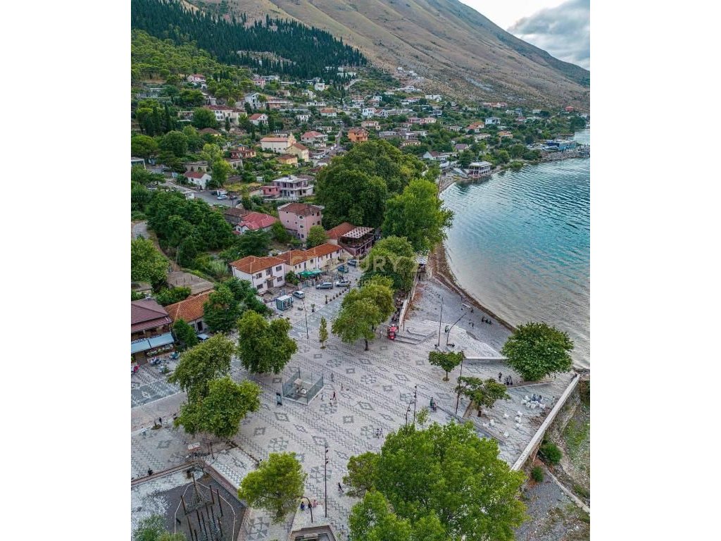 Vilë 4-Kateshe + toke me qira në qendër te Shirokës -  1000 m²