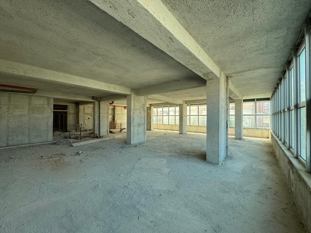 Jepet me qira ambient komercial 500 m² – Qendra e Vlorës, pranë Poliklinikës