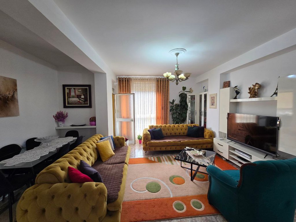 Apartament 3+1+2 per shitje në rrugen Hoxha Tahsim.