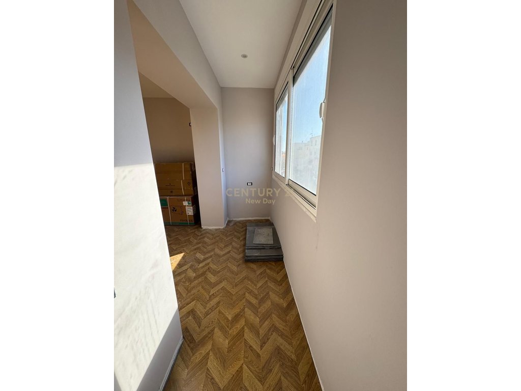 Shitet Apartament 2+1 prane Qendres Shendetesore  lagjia 12.