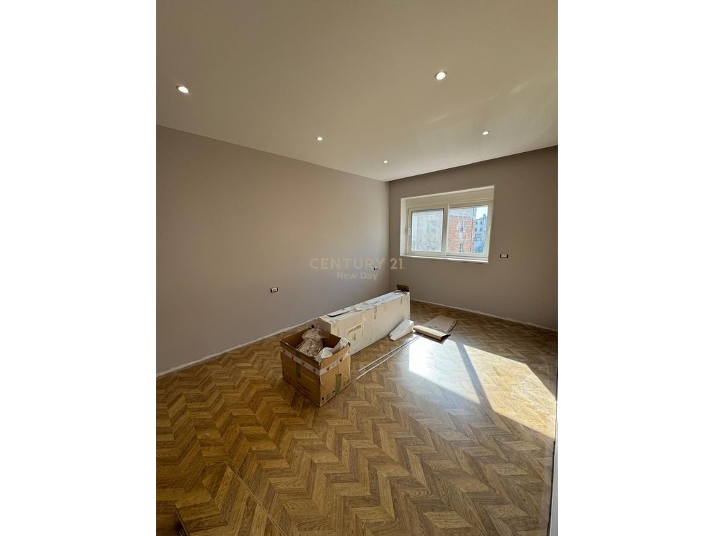Shitet Apartament 2+1 prane Qendres Shendetesore  lagjia 12.