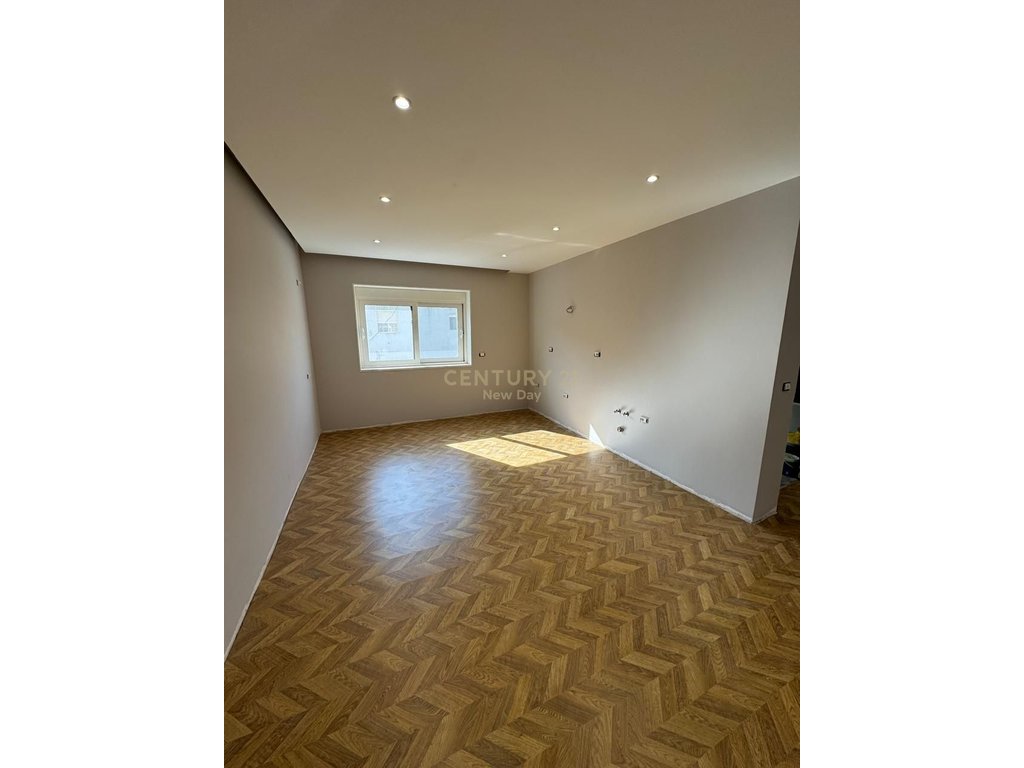 Shitet Apartament 2+1 prane Qendres Shendetesore  lagjia 12.