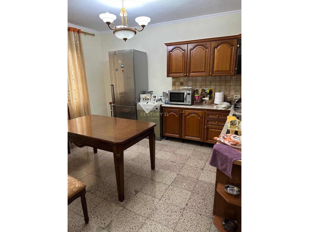 Vilë 3+2 Me Qira në Rruga Fortuzi, Tiranë