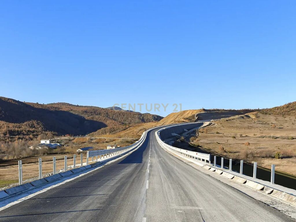 Karburant+ Hotel+ bar lokal+ gomisteri+ lavazh për shitje në autostraden Lezhë -Tiranë (foto ilustruese)| 2742 m²